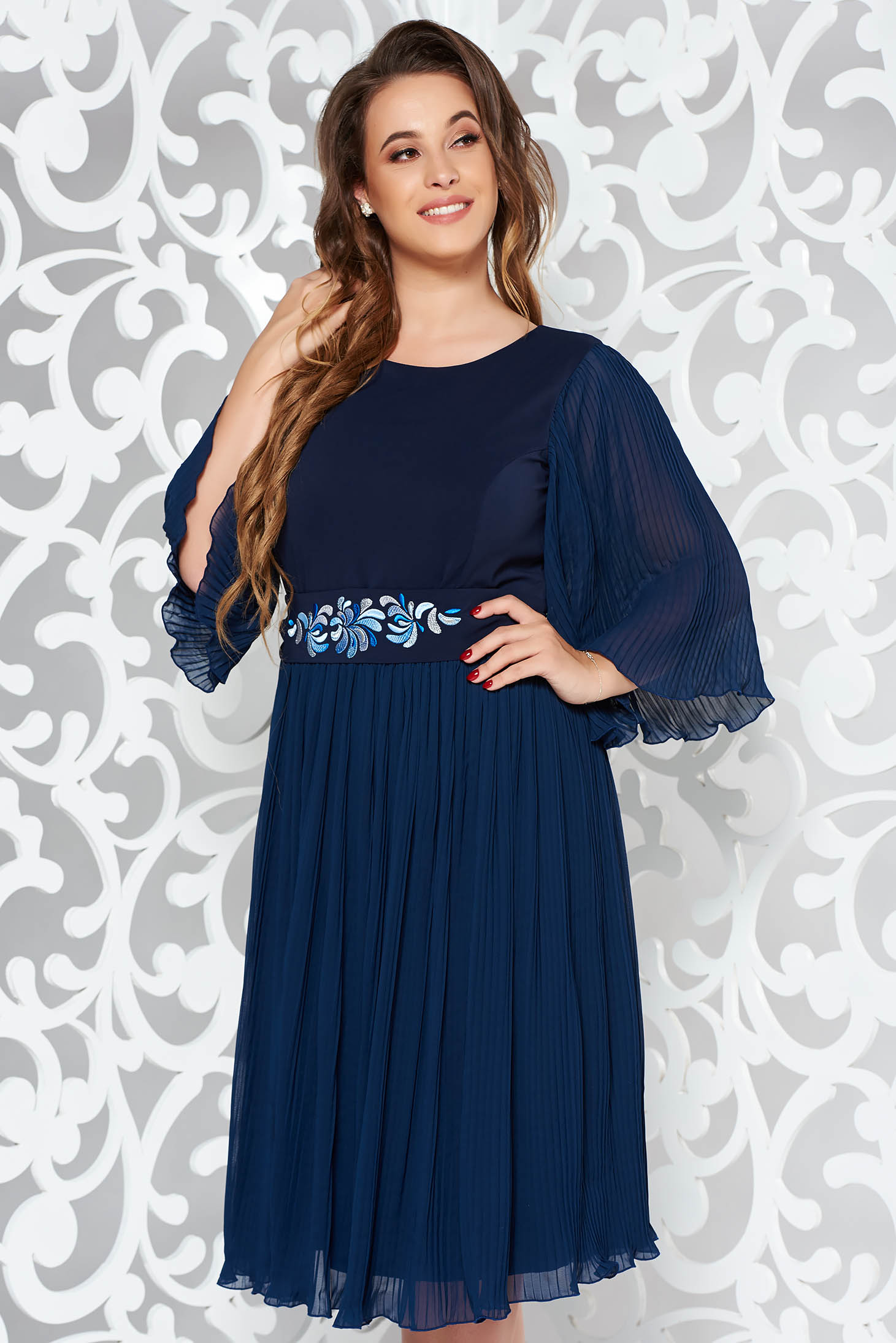 Rochie StarShinerS albastra-inchis de ocazie din voal plisata accesorizata cu cordon brodata