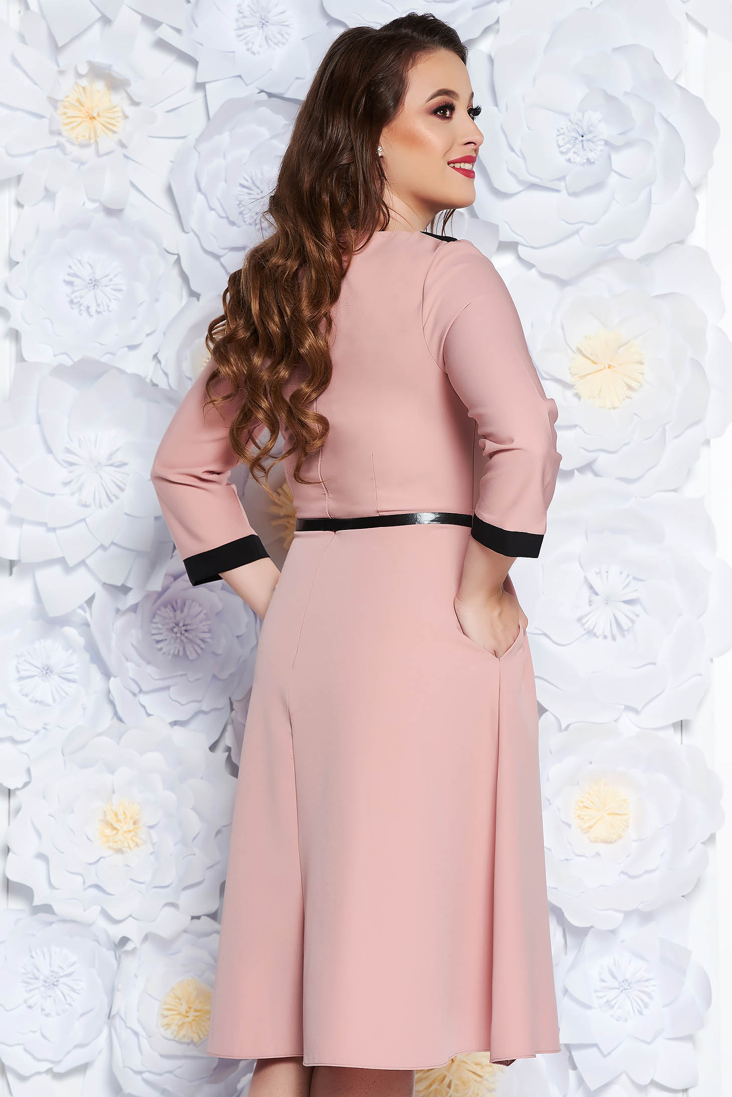 Rochie rosa eleganta in clos din stofa subtire usor elastica cu accesoriu tip curea