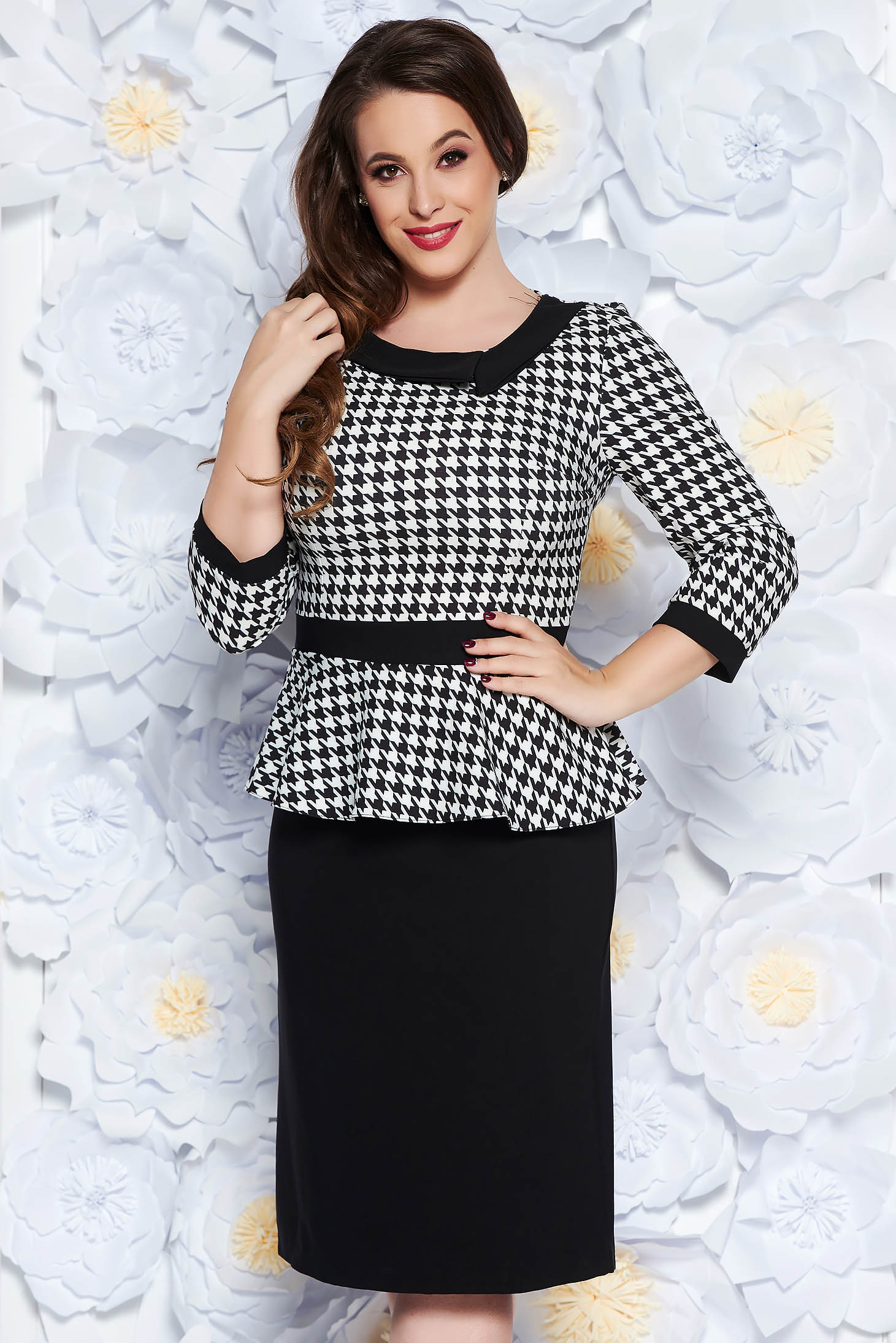 Rochie neagra eleganta tip creion cu peplum cu maneca 3/4 din bumbac usor elastic