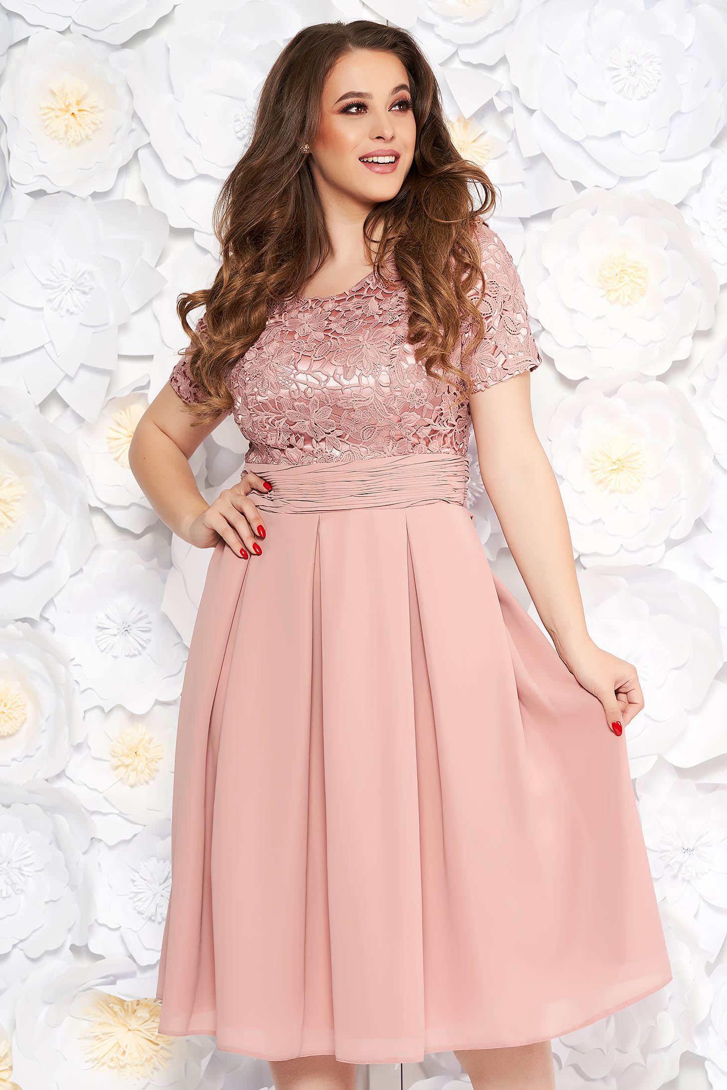 Rochie rosa de ocazie midi in clos din stofa usor elastica si dantela captusita pe interior cu spatele decupat
